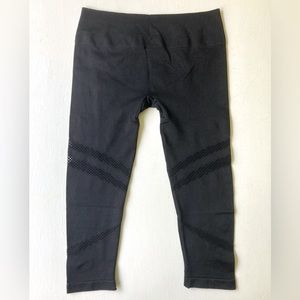 Black Electric Yoga size Large Capri Leggings